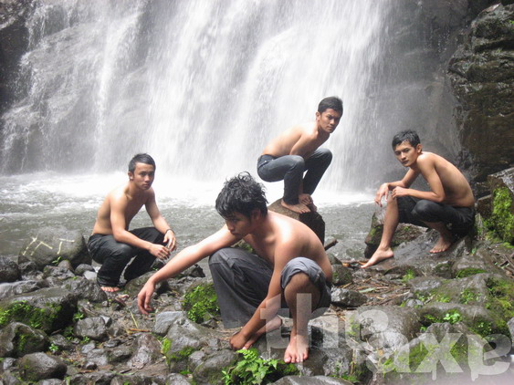 the-axe-on-majas-waterfall